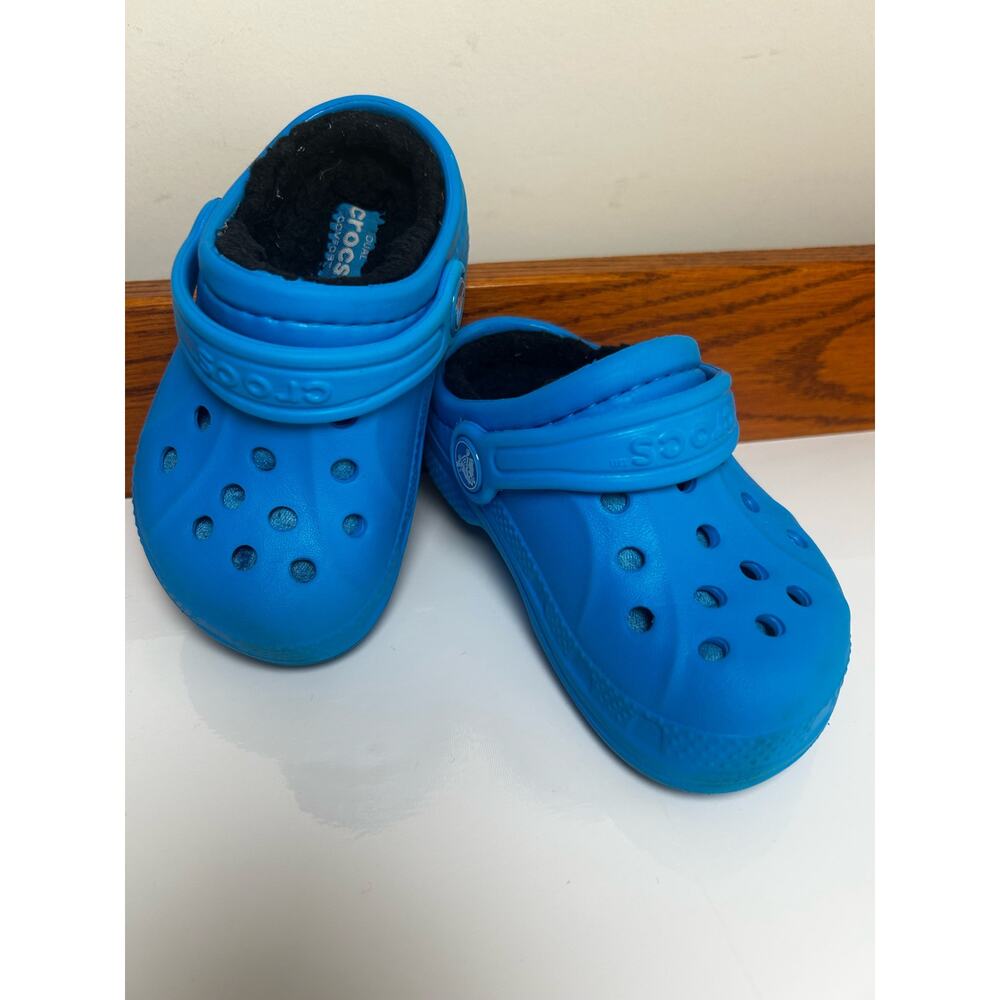 Crocs Toddler Size 6/7 Blue with black fleece lining - Picture 4 of 10